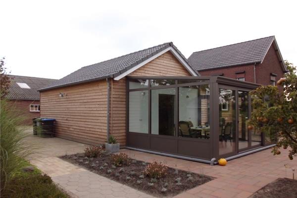 Sere met panelen onderaan